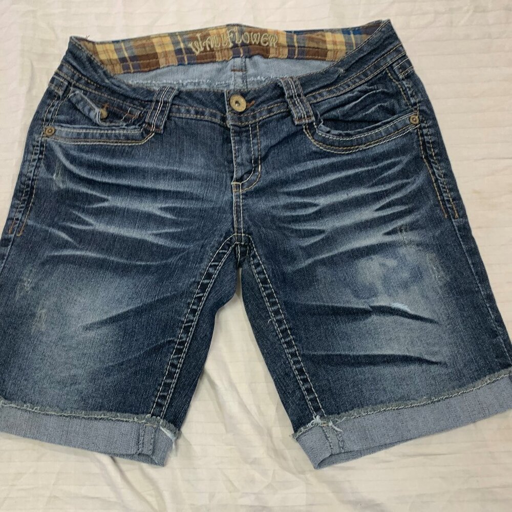 🍏🍏🍏   WALLFLOWER DISTRESSED WOMENS JEANS SHORTS SIZE 7 🍏🍏🍏
